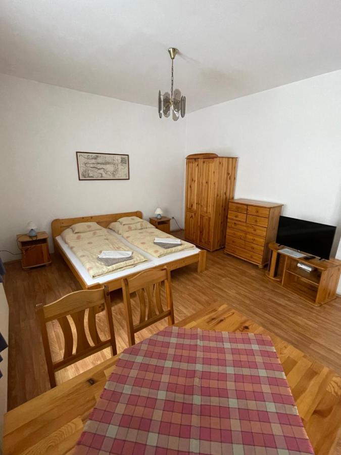 Katalinkert Panzio Bed & Breakfast Gyor Exterior photo