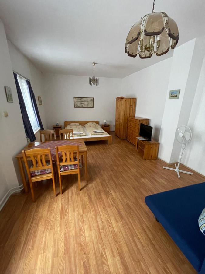 Katalinkert Panzio Bed & Breakfast Gyor Exterior photo