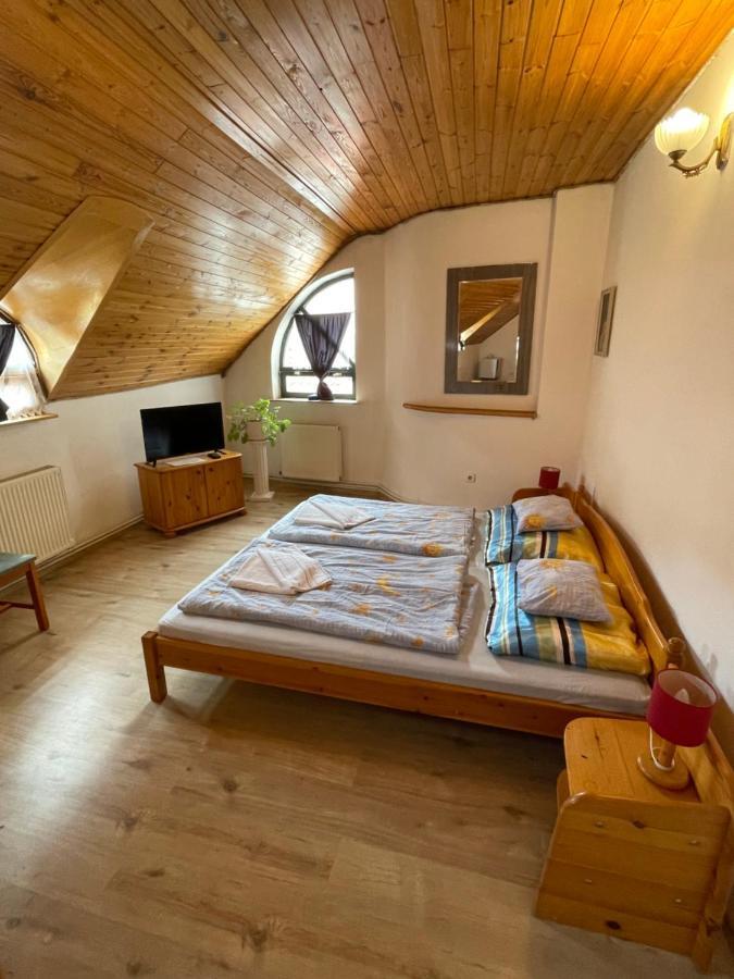 Katalinkert Panzio Bed & Breakfast Gyor Exterior photo