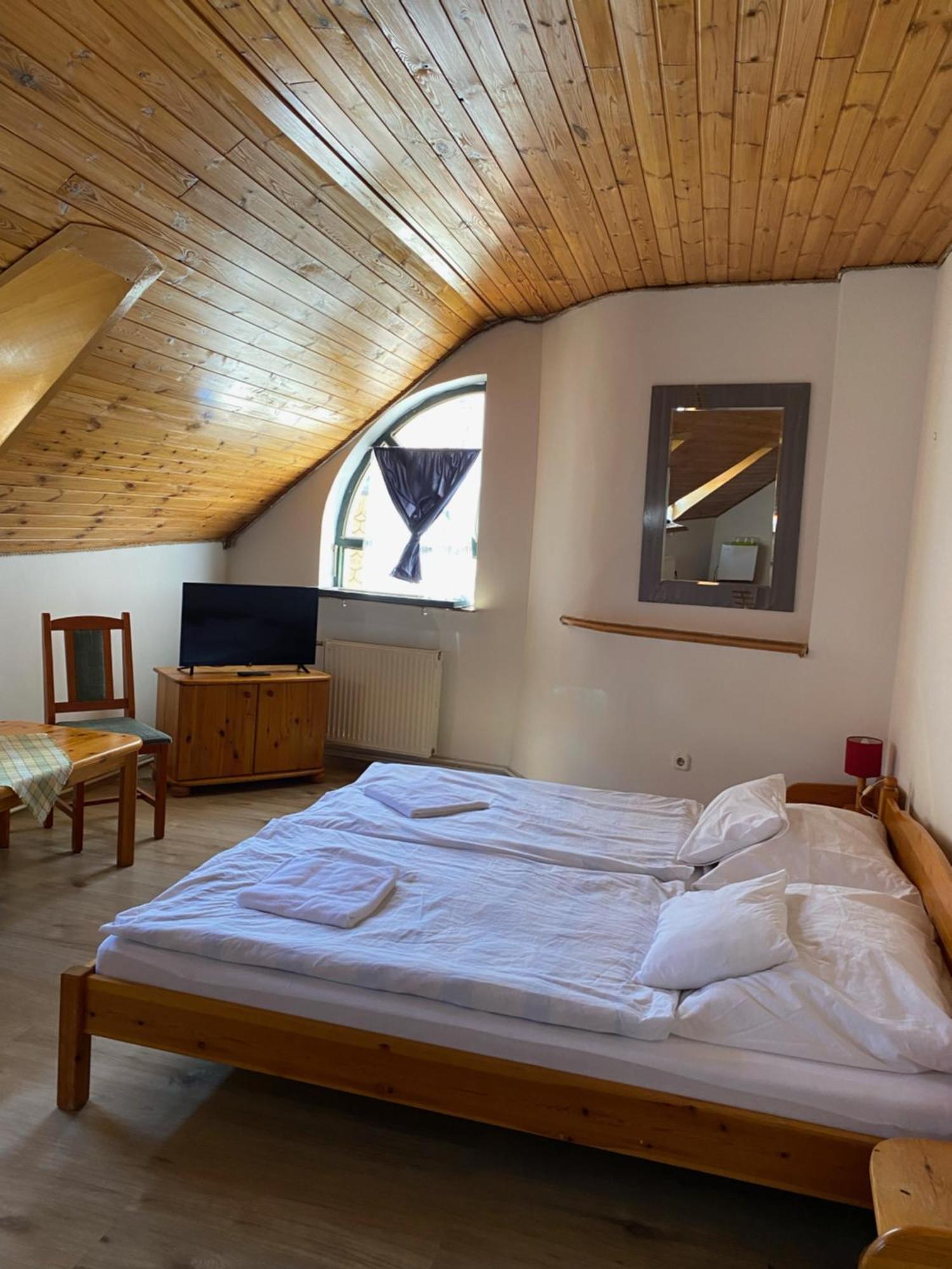 Katalinkert Panzio Bed & Breakfast Gyor Exterior photo