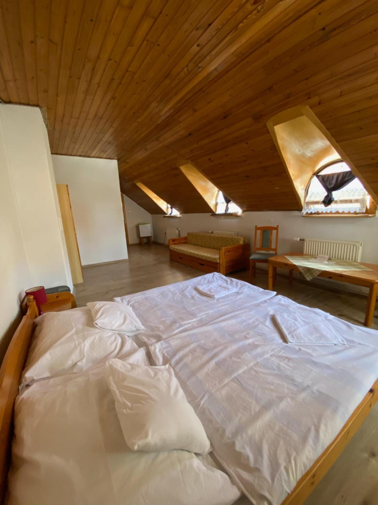 Katalinkert Panzio Bed & Breakfast Gyor Exterior photo