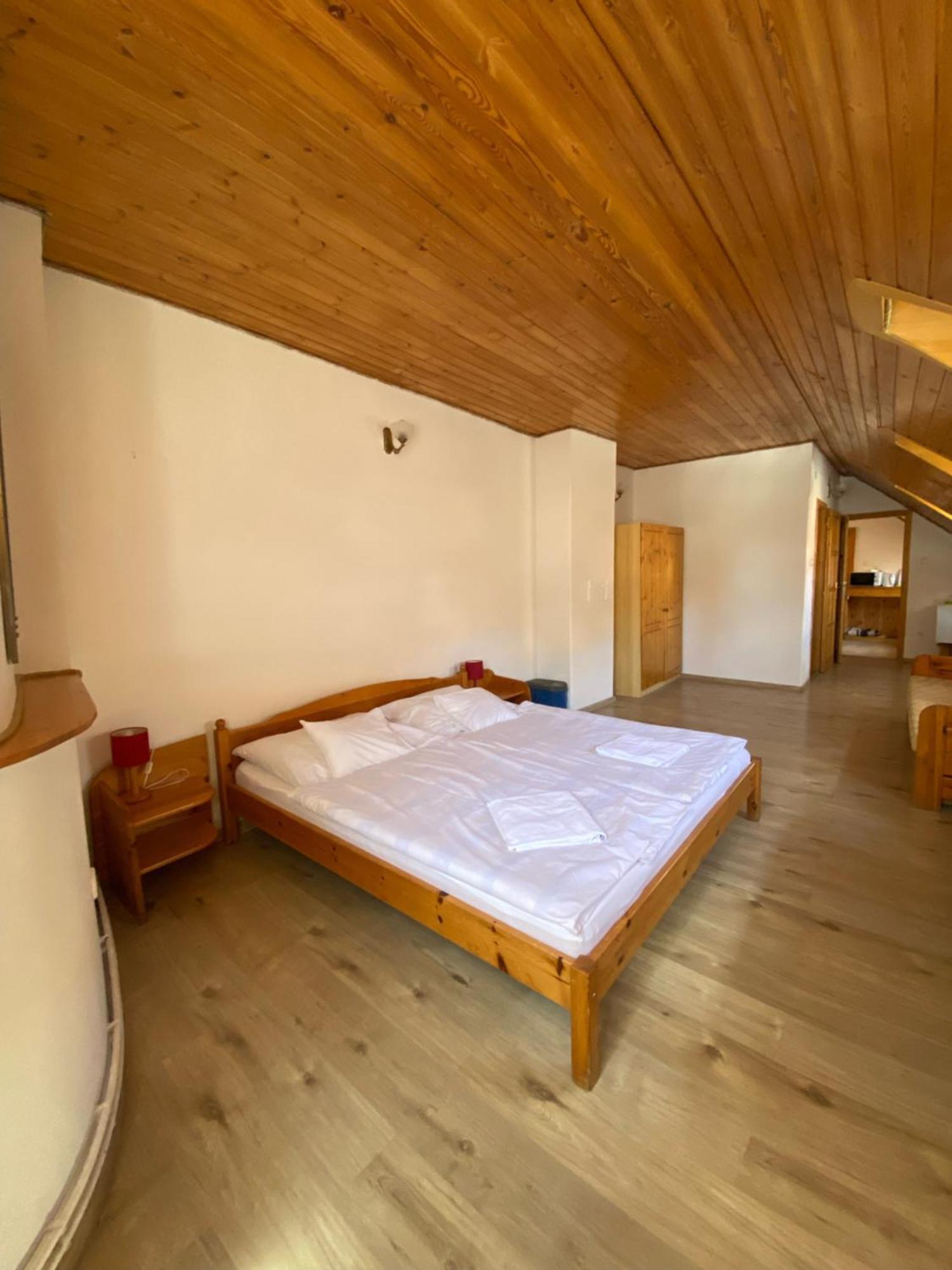 Katalinkert Panzio Bed & Breakfast Gyor Exterior photo