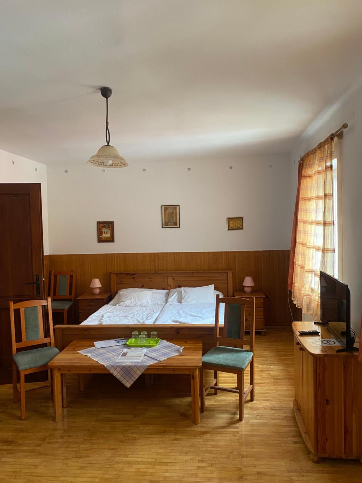 Katalinkert Panzio Bed & Breakfast Gyor Exterior photo